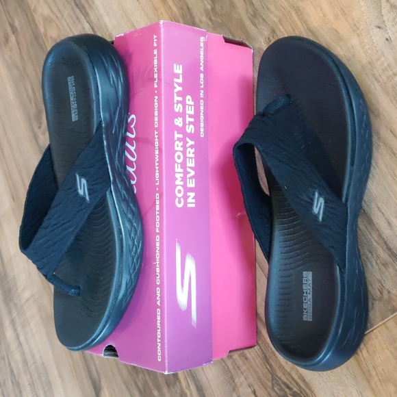 Skechers Shoes - NIB Sketchers Black On The Go Flip Flop Sandals